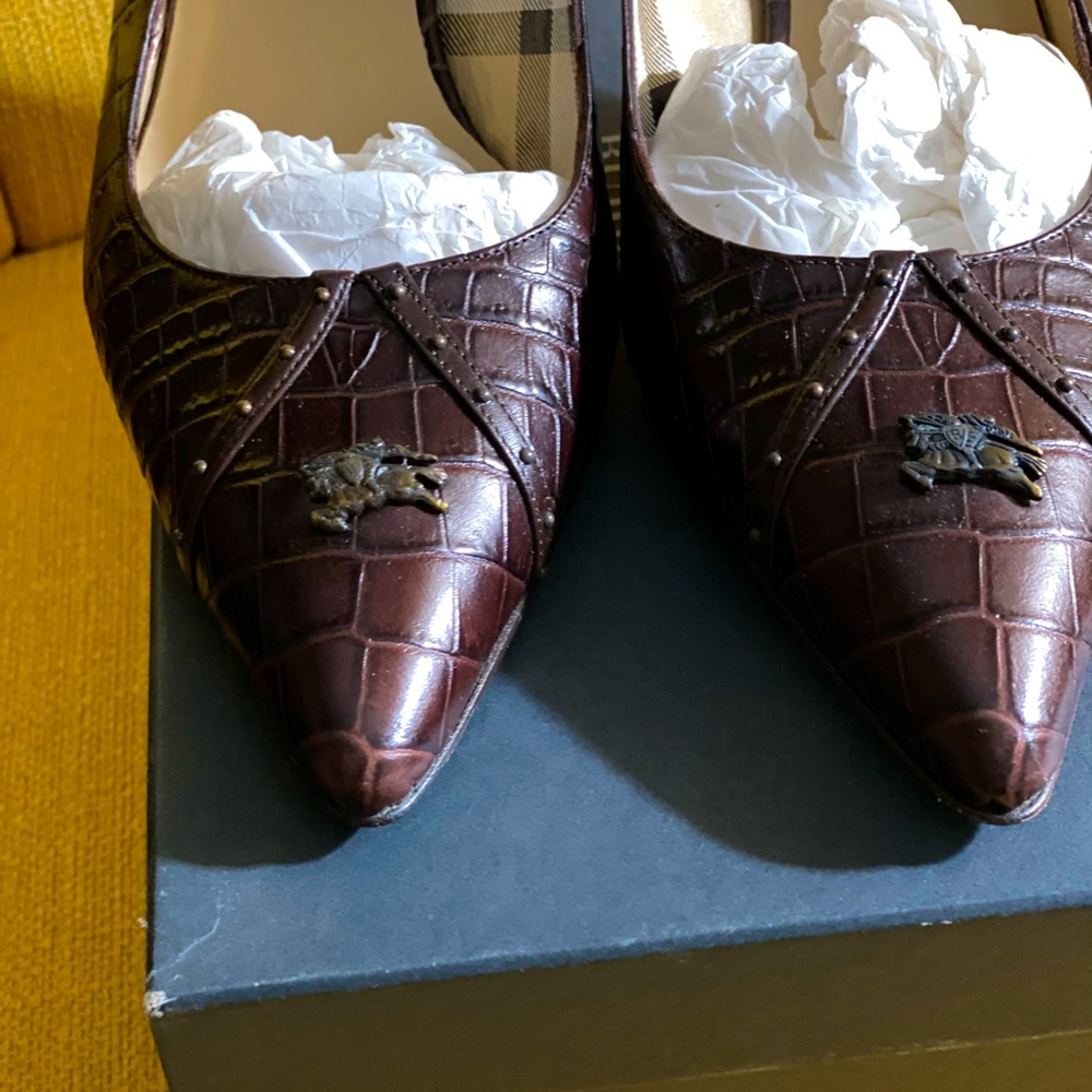Burberry brown embossed croc leather. Heel.